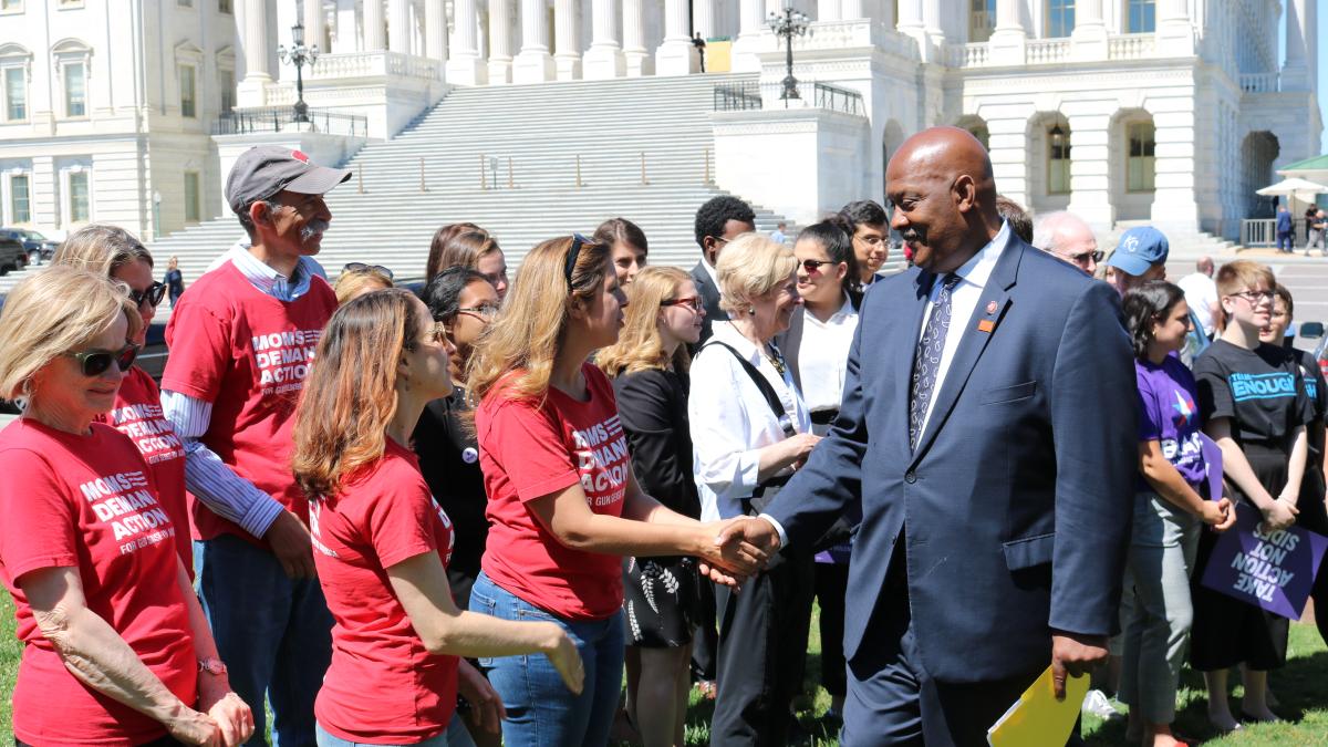facebook  Linked  Image      DE Headshot 